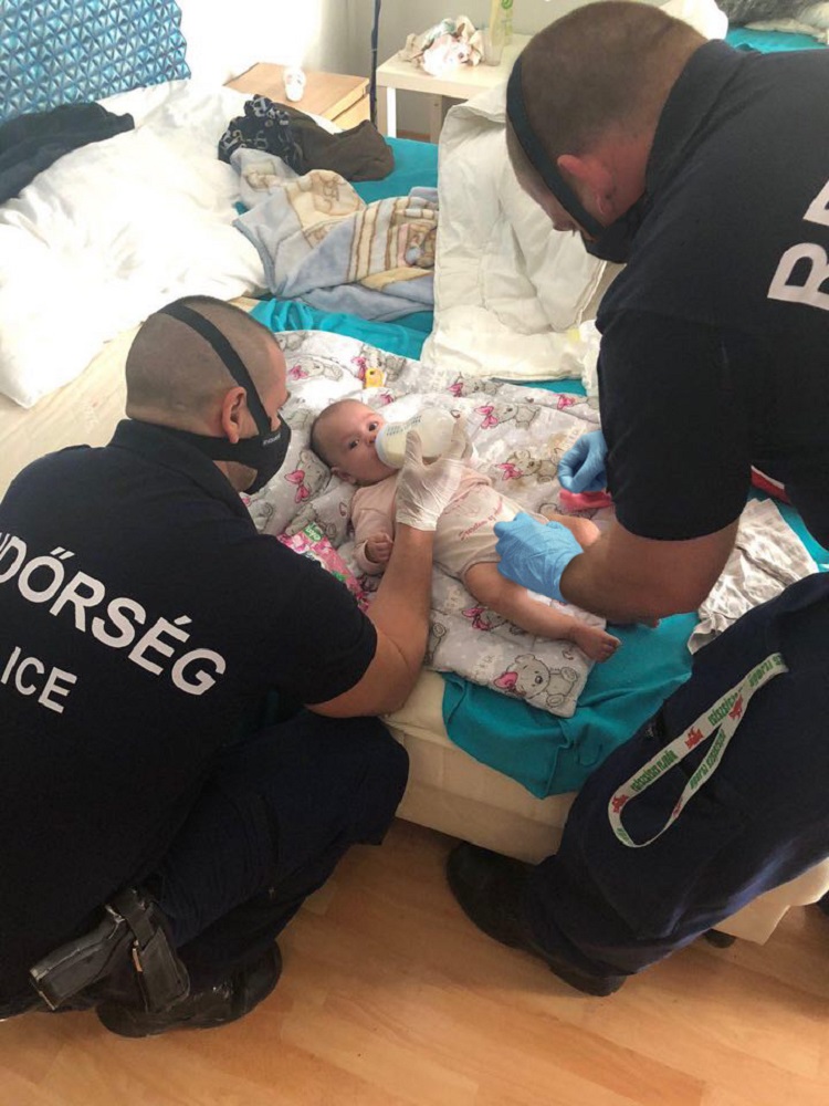 Rendőrök tették tisztába a kisbabát